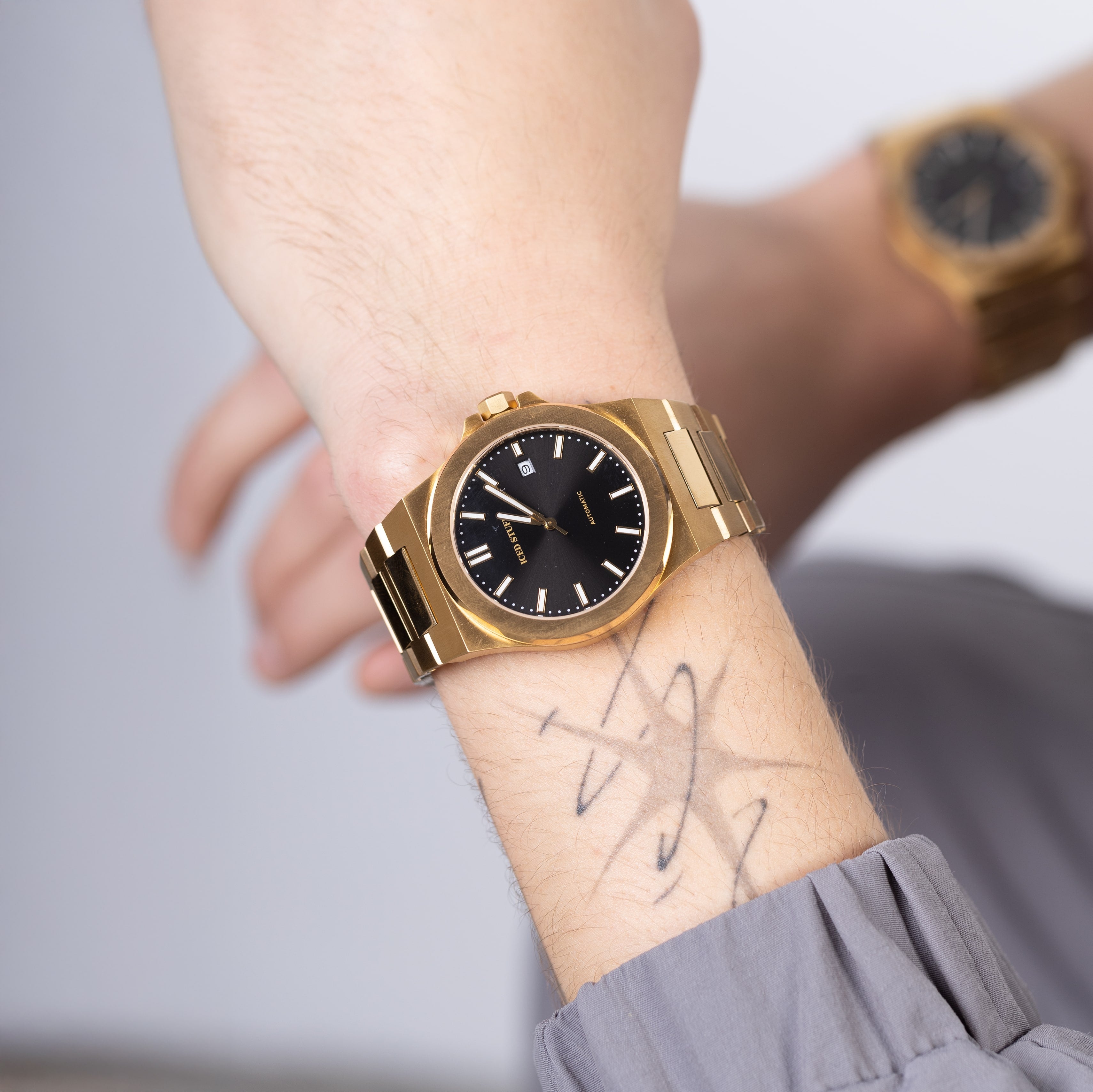 Reloj automático Alpha Champ de 40 mm dorado