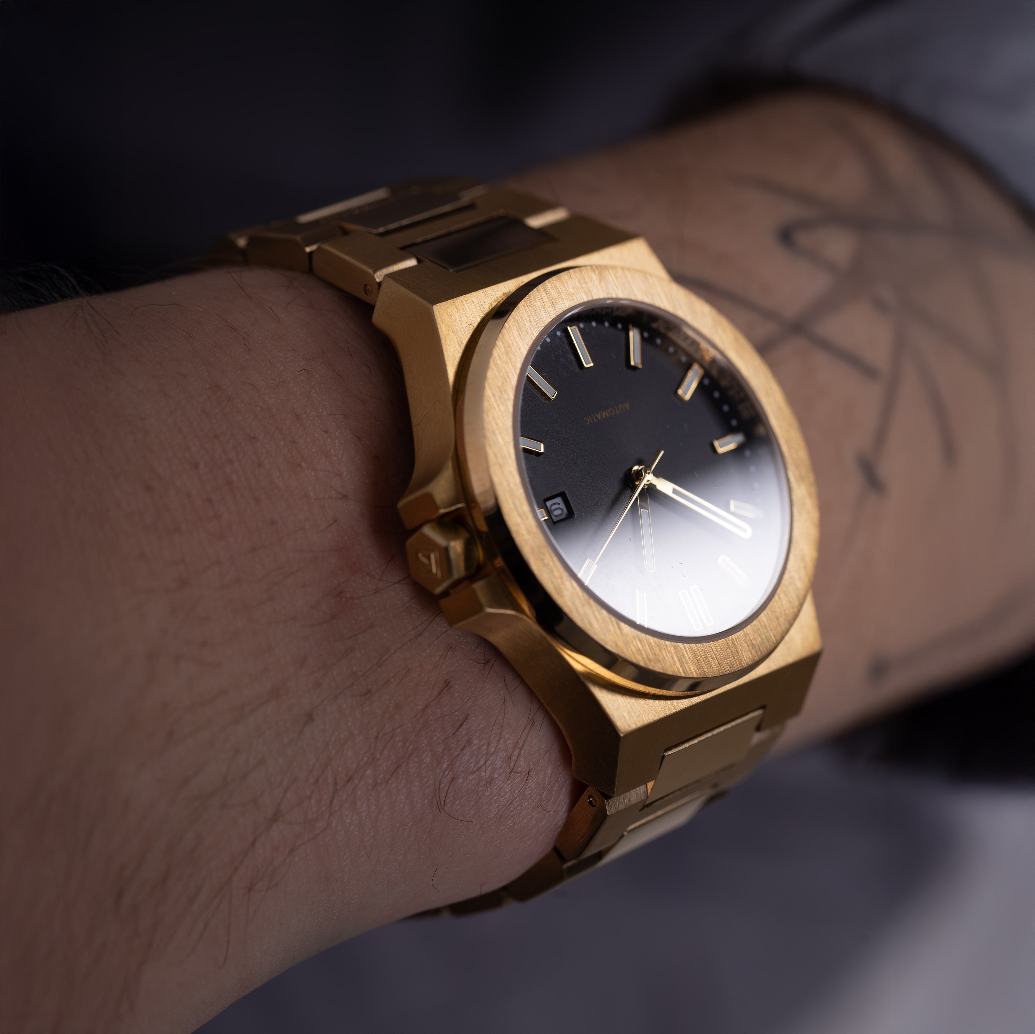 Reloj automático Alpha Champ de 40 mm dorado