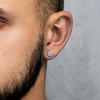 Boucles d'oreilles à tige en or blanc avec halo de diamants