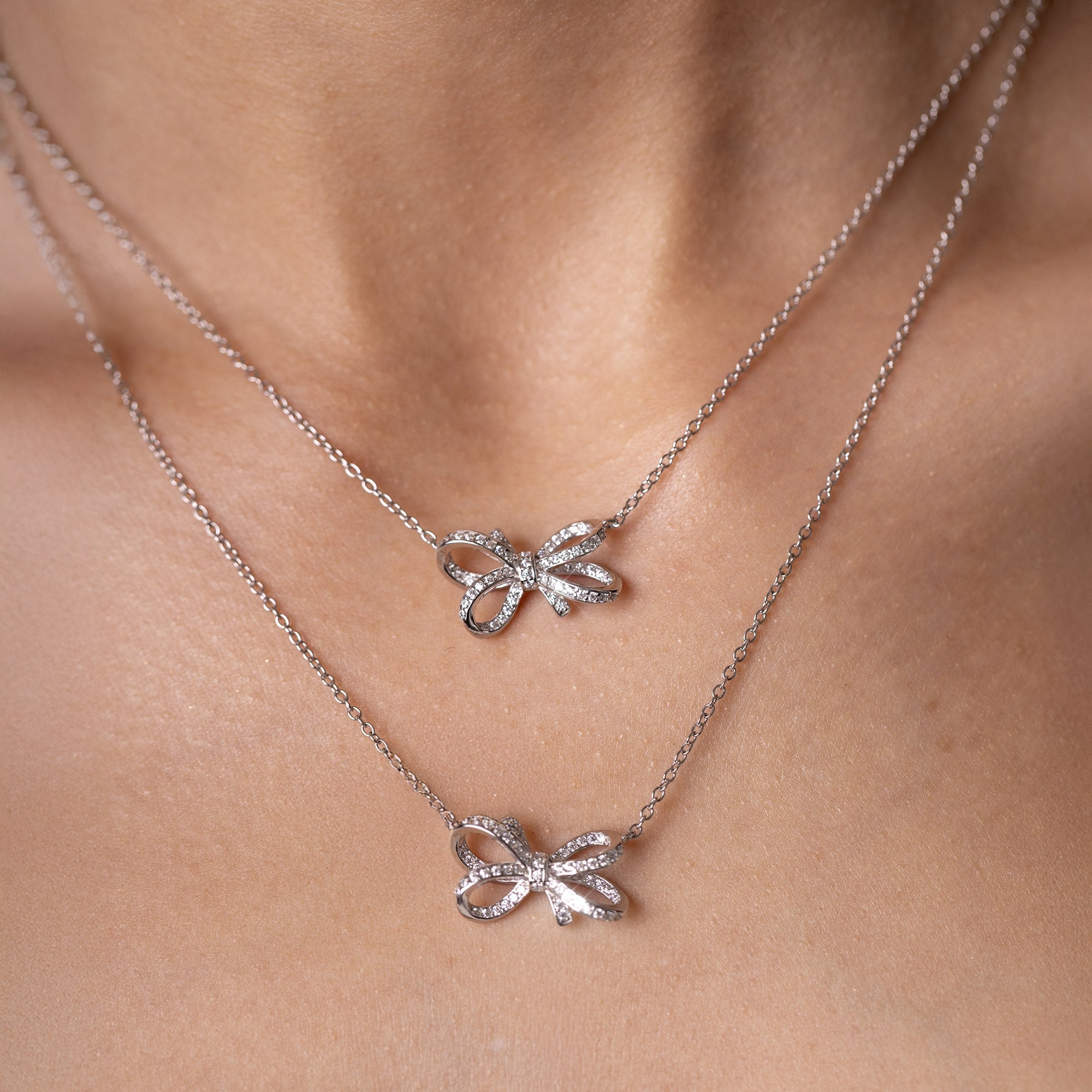 Collar de lazo de diamantes con lazo de oro blanco S925